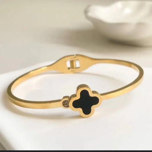 Clover Kiss - 18k Gold Plated Cuff/Bangle