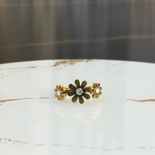 Vintage Gold Daisy Flower Ring with Crystals