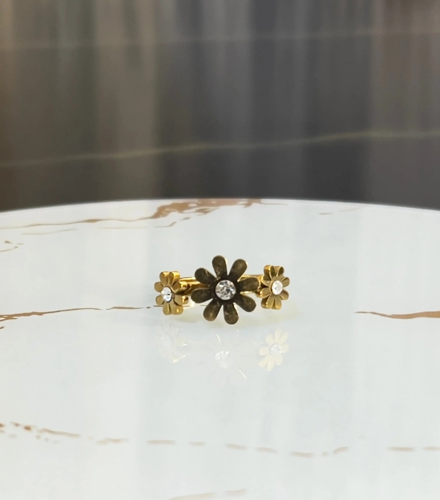 Vintage Gold Daisy Flower Ring with Crystals - ACERO JEWELS