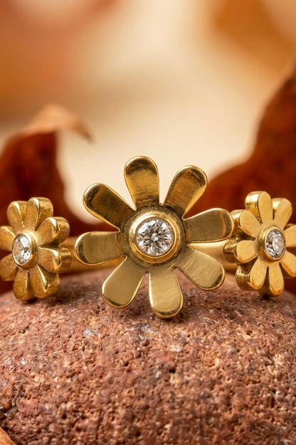 Vintage Gold Daisy Flower Ring with Crystals