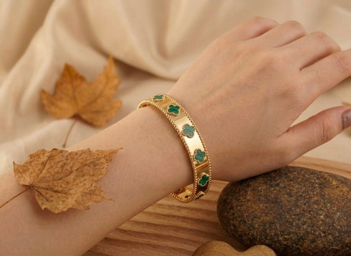 18k Gold Plated Emerald Green Clover Bangle – Malachite Style Motif Bracelet