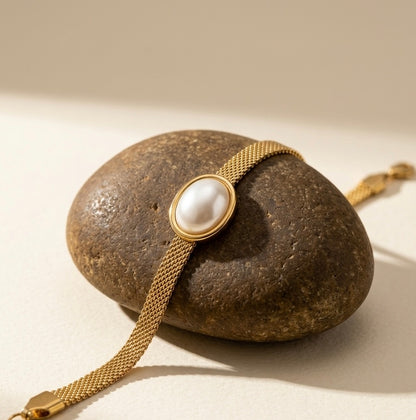 Elegant 18K Gold Plated Vintage-Style Mesh Chain Bracelet with Oval Pearl