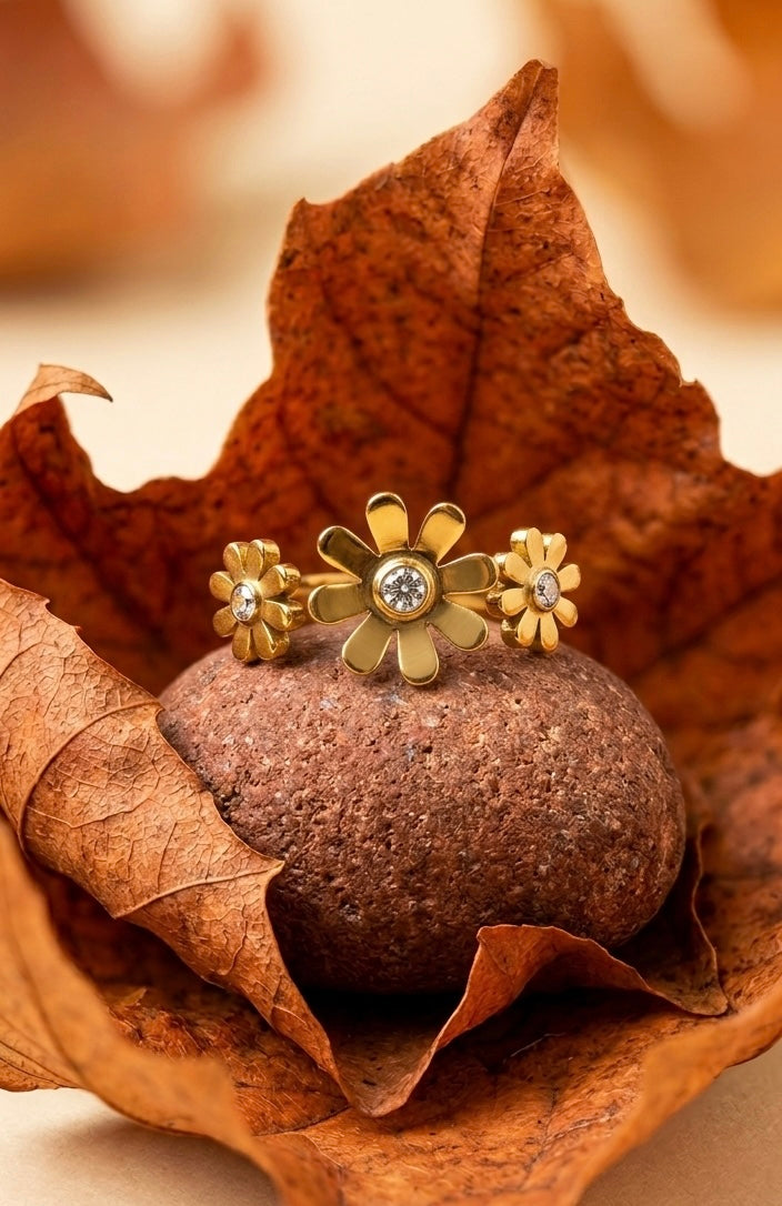 Vintage Gold Daisy Flower Ring with Crystals