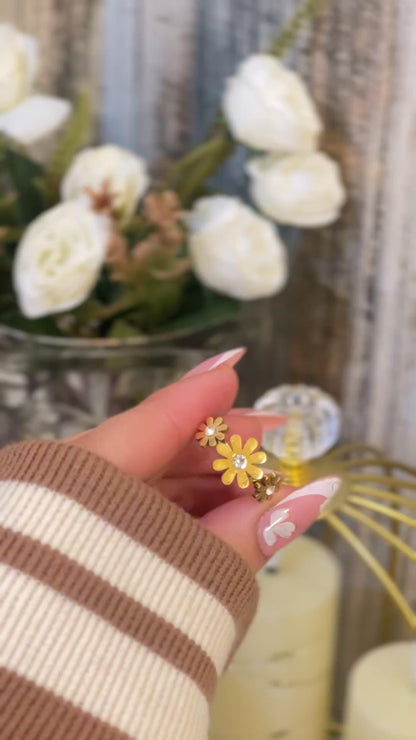 Vintage Gold Daisy Flower Ring with Crystals